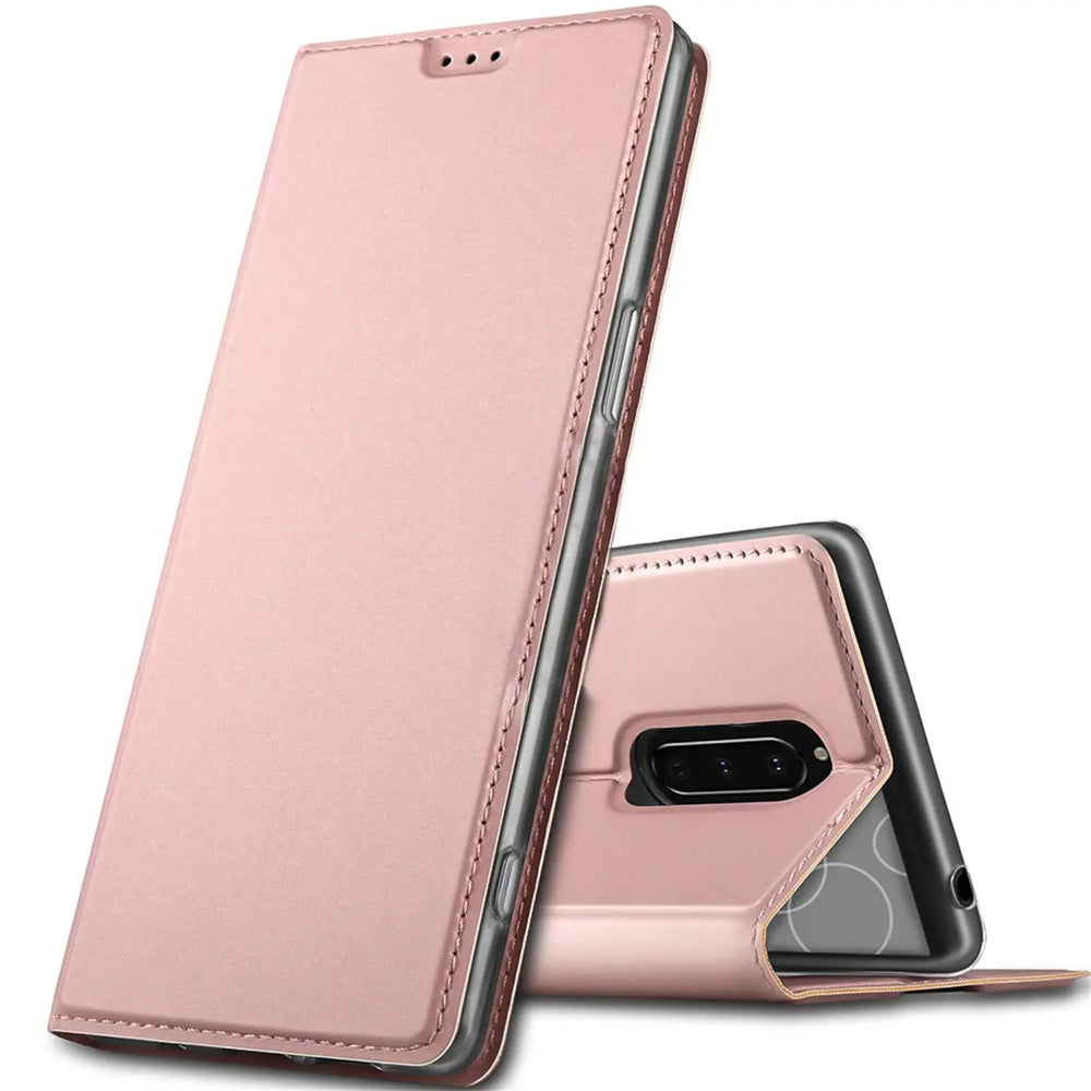 Rosafarbene Metallic Flip Hülle für Sony Xperia 1, stehend, leicht geöffnet, mit sichtbarer Kamera.