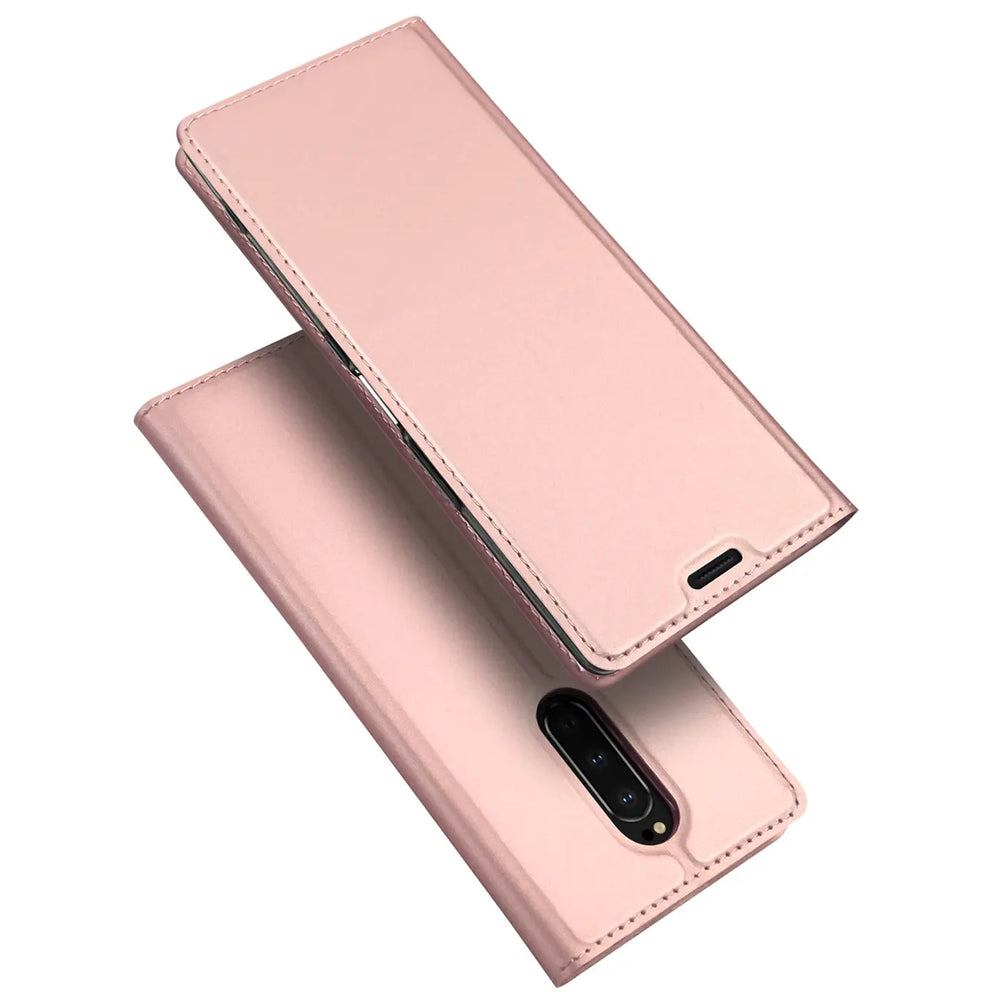 Zwei roségoldene, metallic-glänzende Klapphüllen für das Sony Xperia 1, leicht geöffnet, schräg von oben.