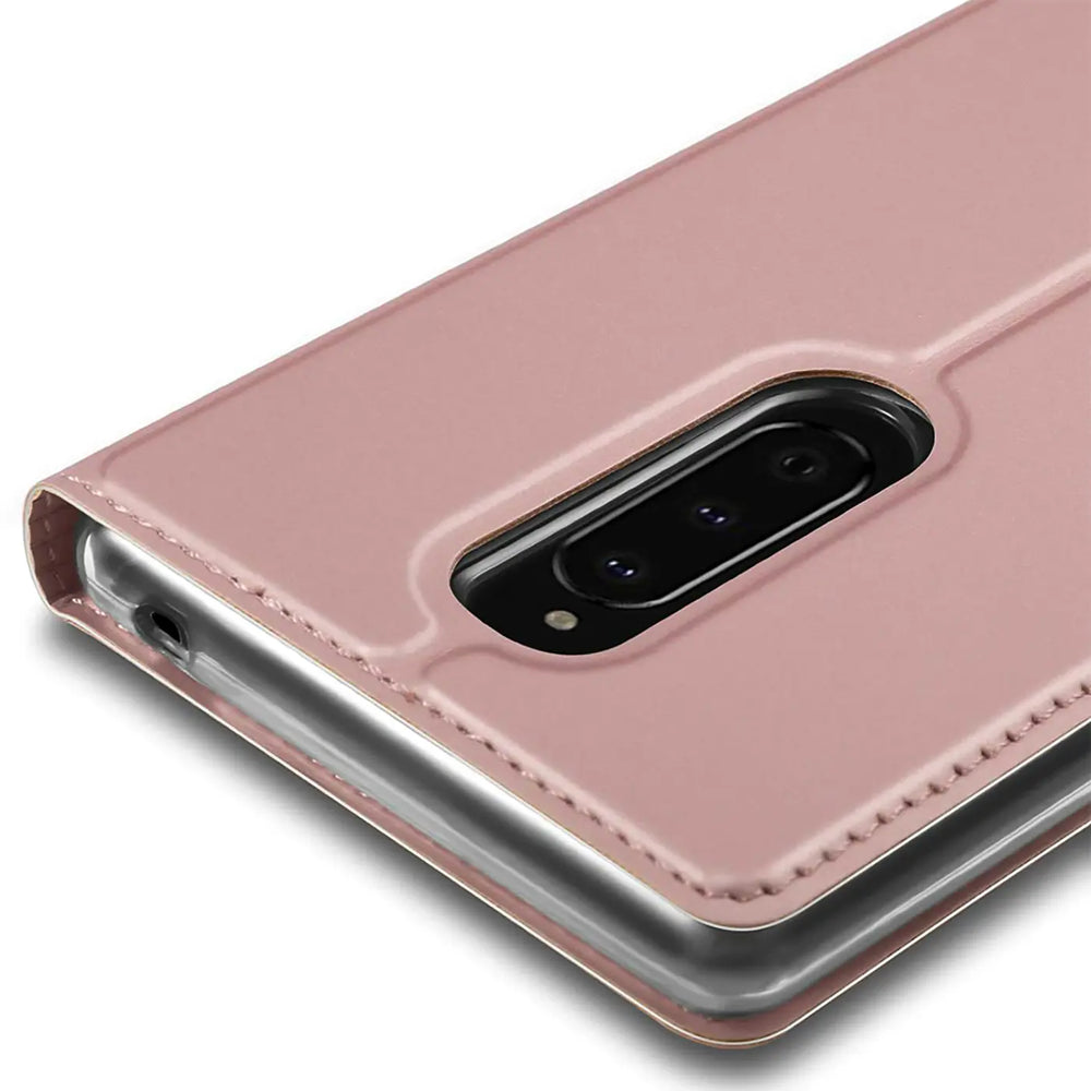 Rosafarbene, metallic-glänzende Kunstleder-Flip-Hülle für Sony Xperia 1, schräg von oben, mit Kameraausschnitt.