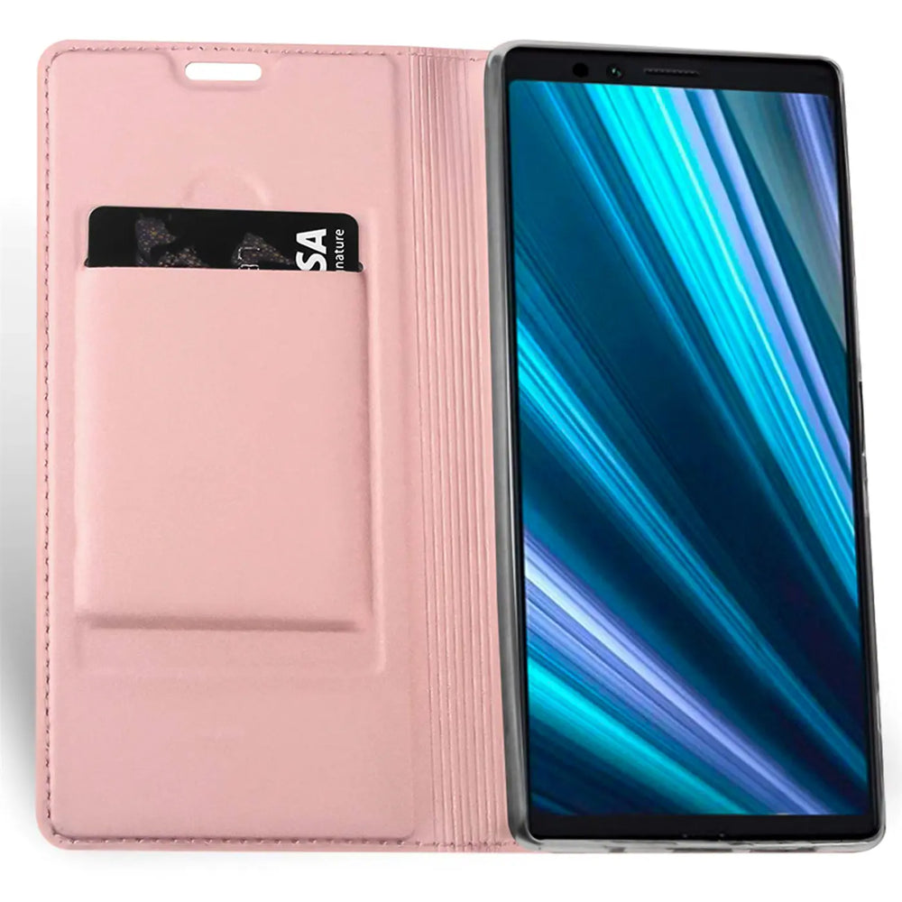 Rosa Metallic Flip Hülle aus Kunstleder, offen, mit schwarzer Kreditkarte im Fach. Sony Xperia 1 von vorne.