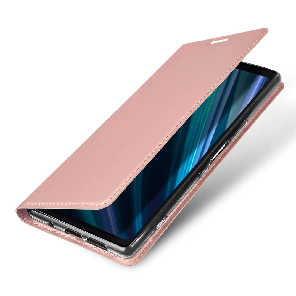 Rosa Metallic Flip Hülle aus Kunstleder, leicht geöffnet, mit Sony Xperia 1 Smartphone. Schräge Ansicht von oben.