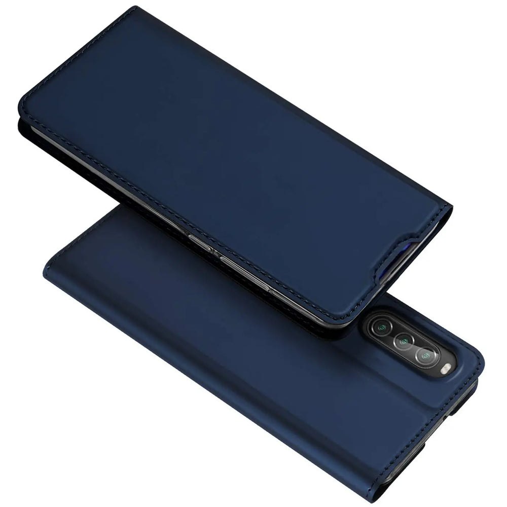 Dunkelblaue, metallic-glänzende Flip Hülle für Sony Xperia 5 II, leicht geöffnet, von oben rechts fotografiert.