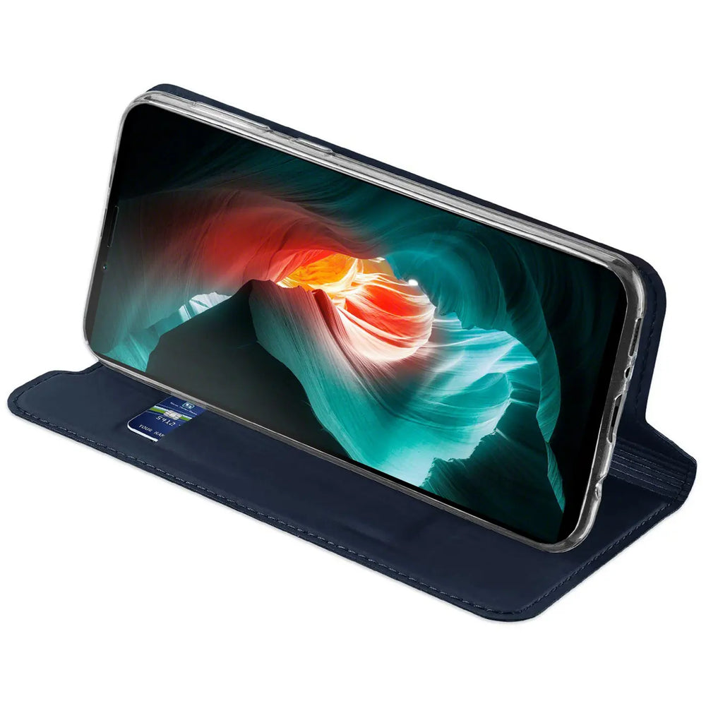 Sony Xperia 5 II in dunkelblauer Kunstleder-Flip-Hülle, als Ständer aufgestellt, mit Kreditkarte im Fach.