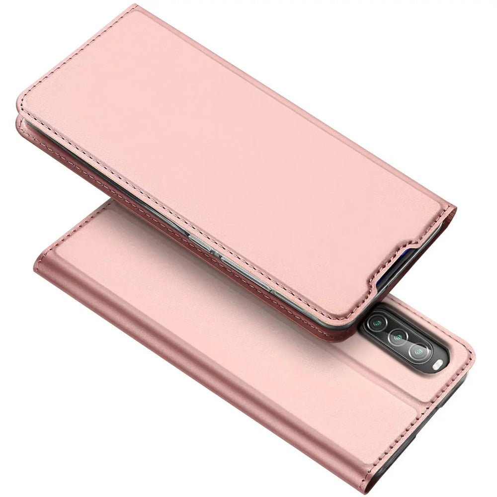 Roségoldene, metallische Flip-Hülle aus Kunstleder für Sony Xperia 5 III, schräg von oben geöffnet.