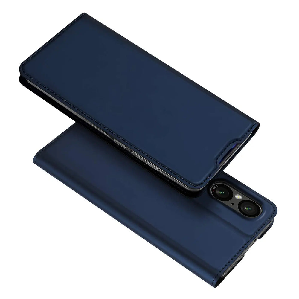 Dunkelblaue Metallic Flip Hülle für Sony 5 V, offen und geschlossen, schräg von oben auf weißem Hintergrund.