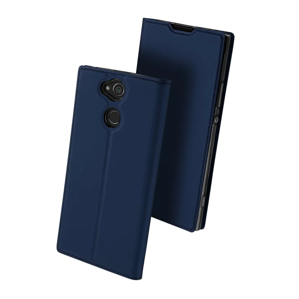 Zwei dunkelblaue Metallic Flip Hüllen für das Sony Xperia XA2, eine von hinten, eine von der Seite.
