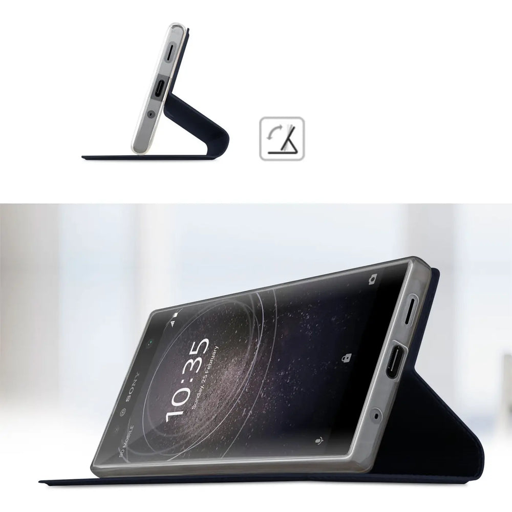 Sony Xperia XA2 in dunkelblauer Metallic Flip Hülle, als Ständer aufgestellt, schräg von vorne.