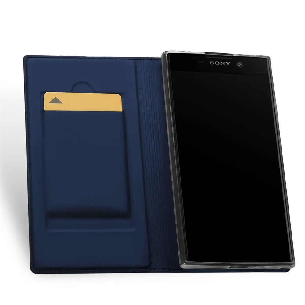 Dunkelblaue, offene Flip-Hülle aus Kunstleder für Sony Xperia XA2, mit goldener Karte im Steckfach, schräg von oben.