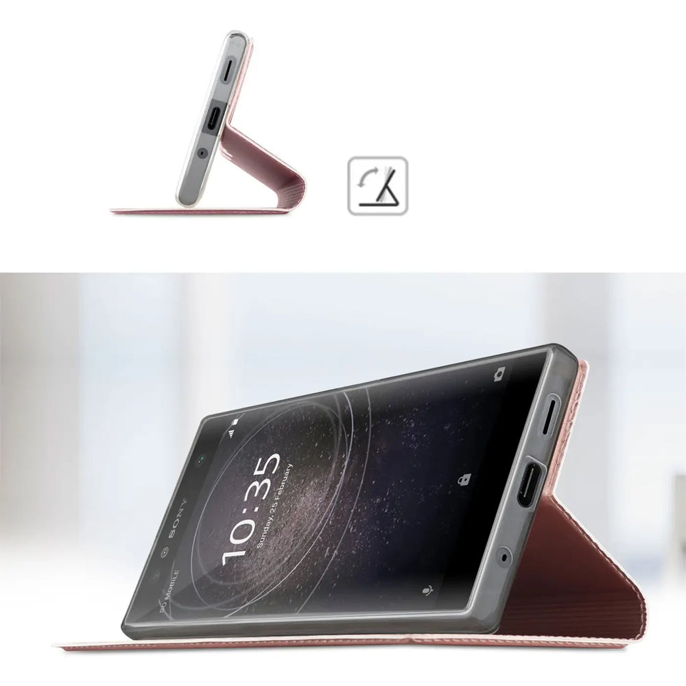 Sony Xperia XA2 in roségoldener Metallic Flip Hülle, als Ständer aufgestellt, von der Seite und schräg von vorne.