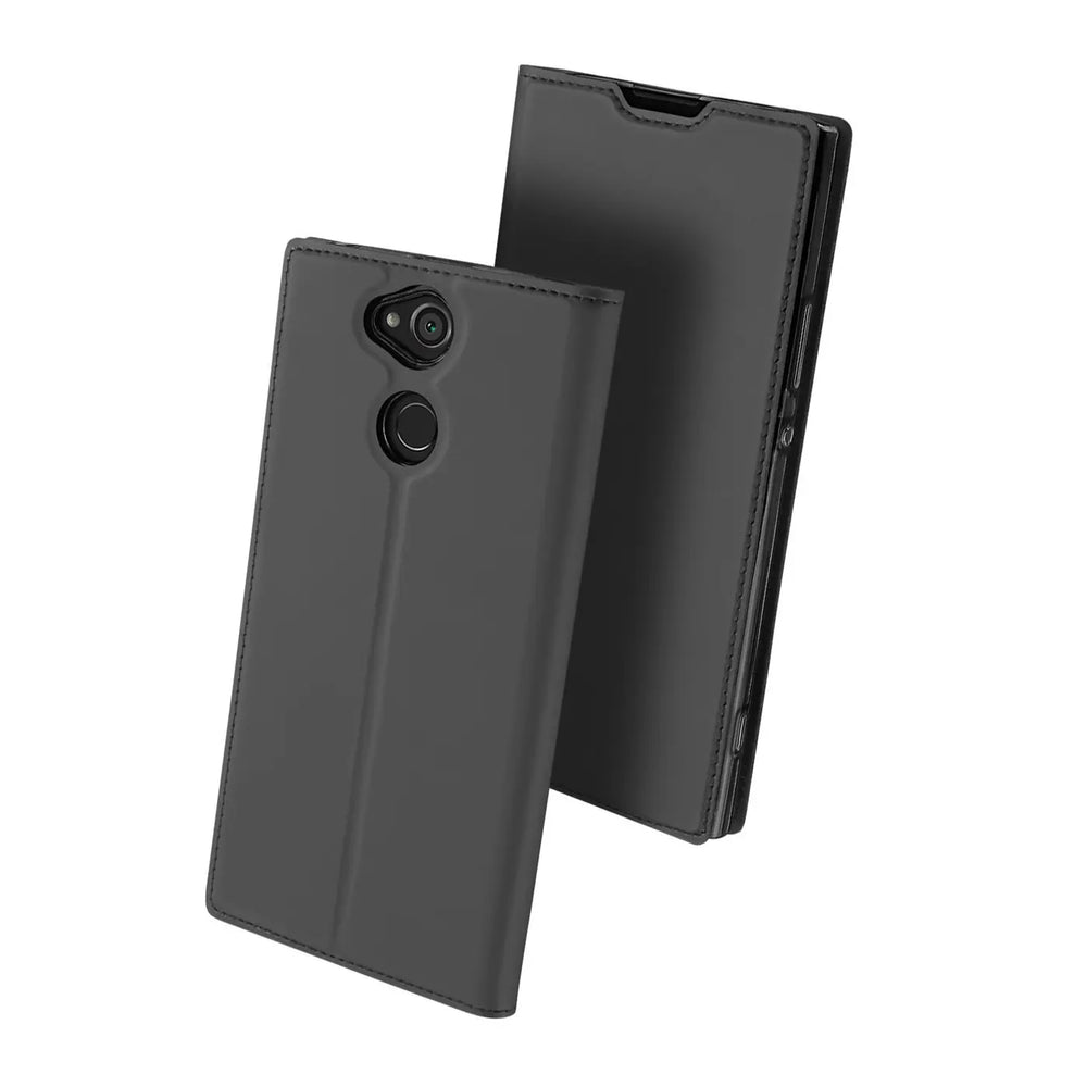 Zwei schwarze, matte Kunstleder Flip Hüllen für Sony Xperia XA2, eine von hinten mit Kameraausschnitt, die andere seitlich.