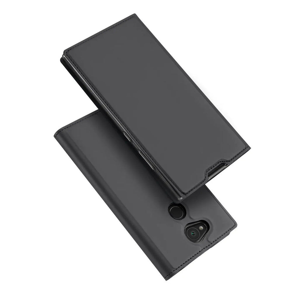 Schwarze, matte Kunstleder Flip Hülle für Sony Xperia XA2, leicht geöffnet, schräg von oben.