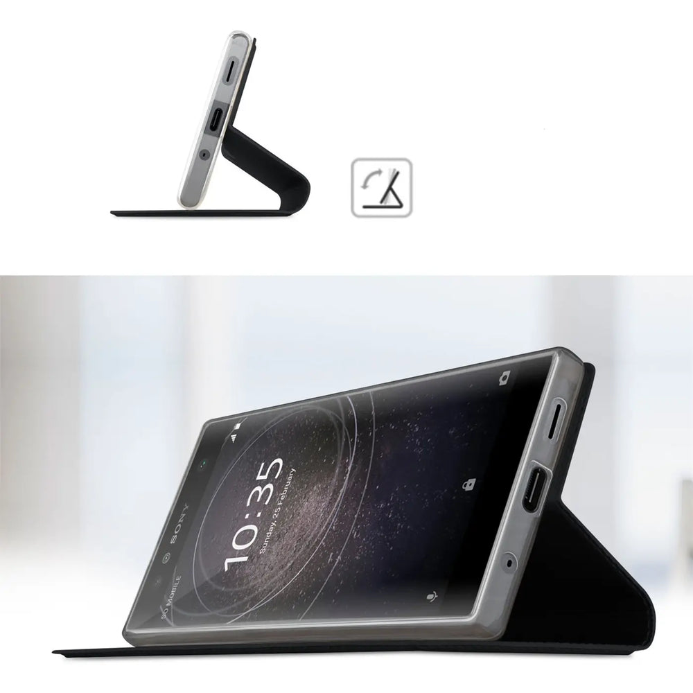 Sony Xperia XA2 in schwarzer Metallic Flip Hülle, als Ständer aufgestellt, schräg von vorne und seitlich.