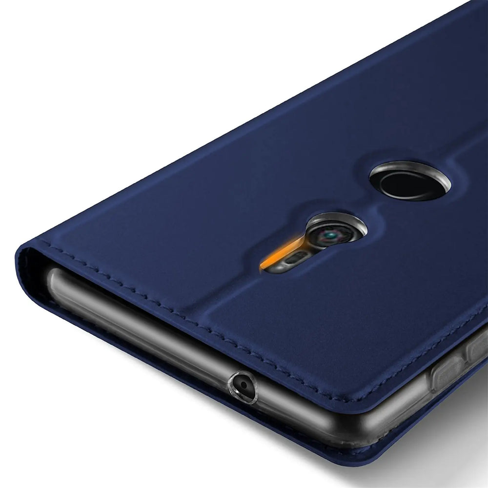 Dunkelblaue Metallic Flip Hülle aus Kunstleder für Sony Xperia XZ2, schräg von hinten mit Kameraausschnitt.