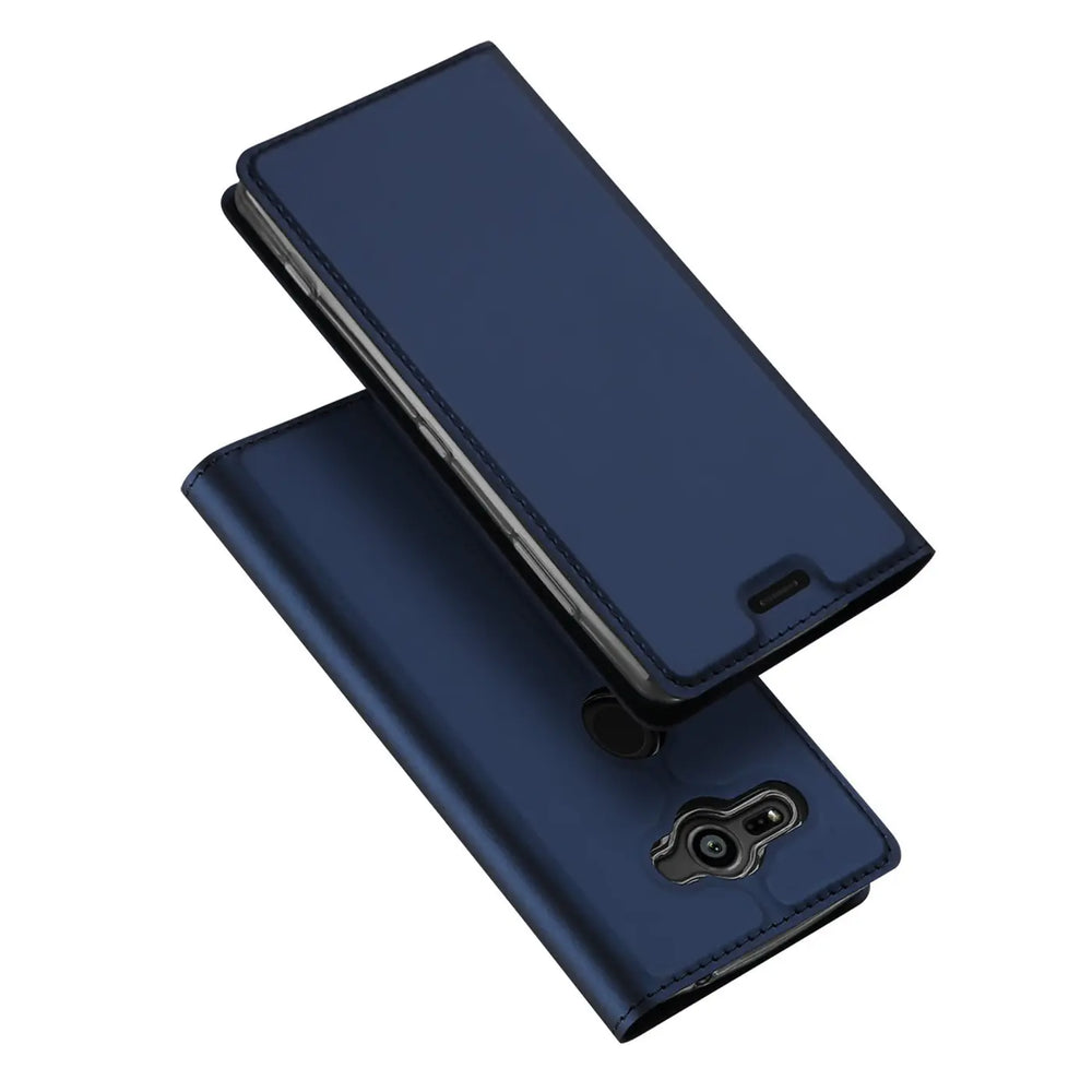 Zwei dunkelblaue, metallische Kunstleder-Flip-Hüllen für das Sony Xperia XZ2 Compact, leicht versetzt, von oben.