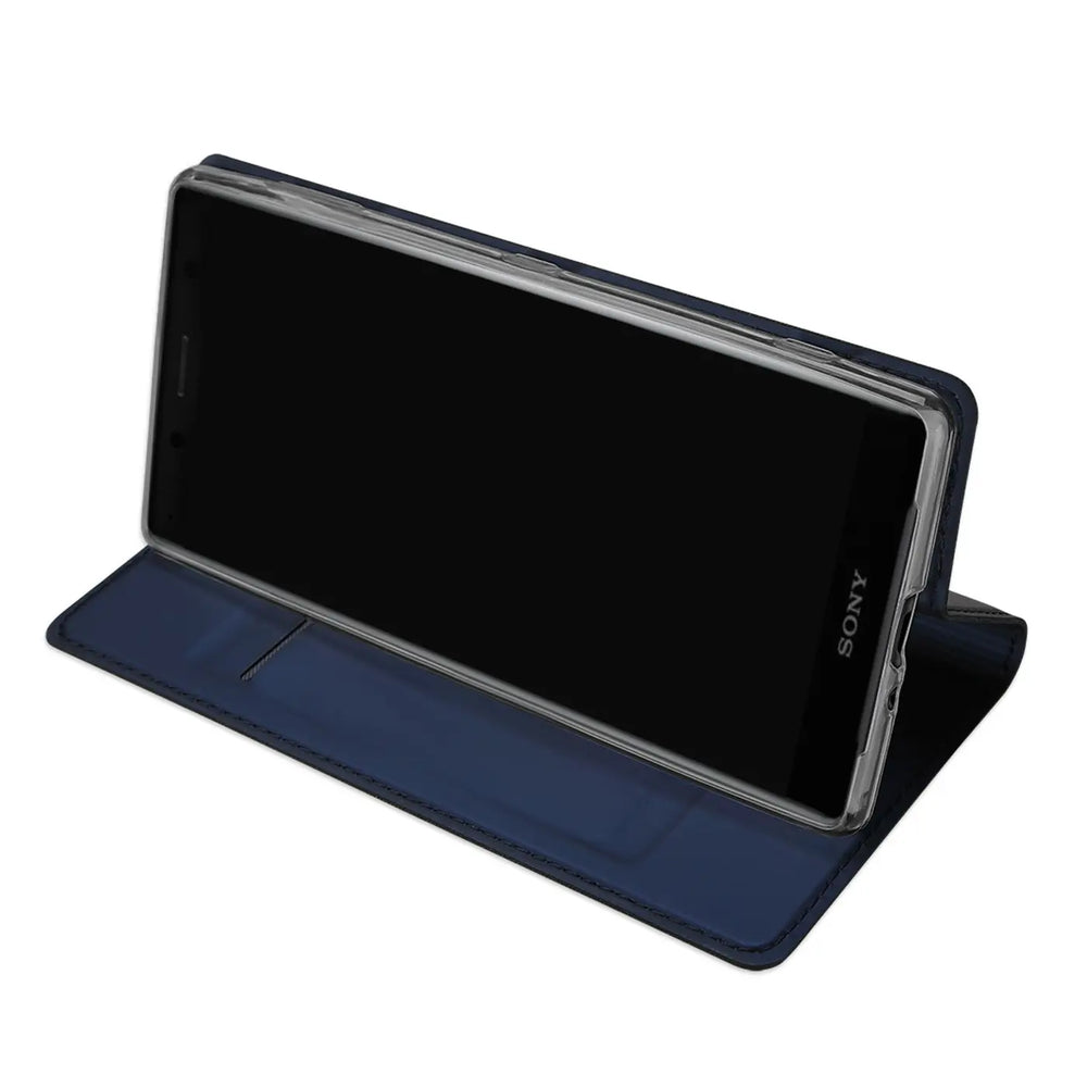 Blaues Metallic Flip Case aus Kunstleder für Sony Xperia XZ2 Compact, als Ständer aufgestellt, schräg von oben.