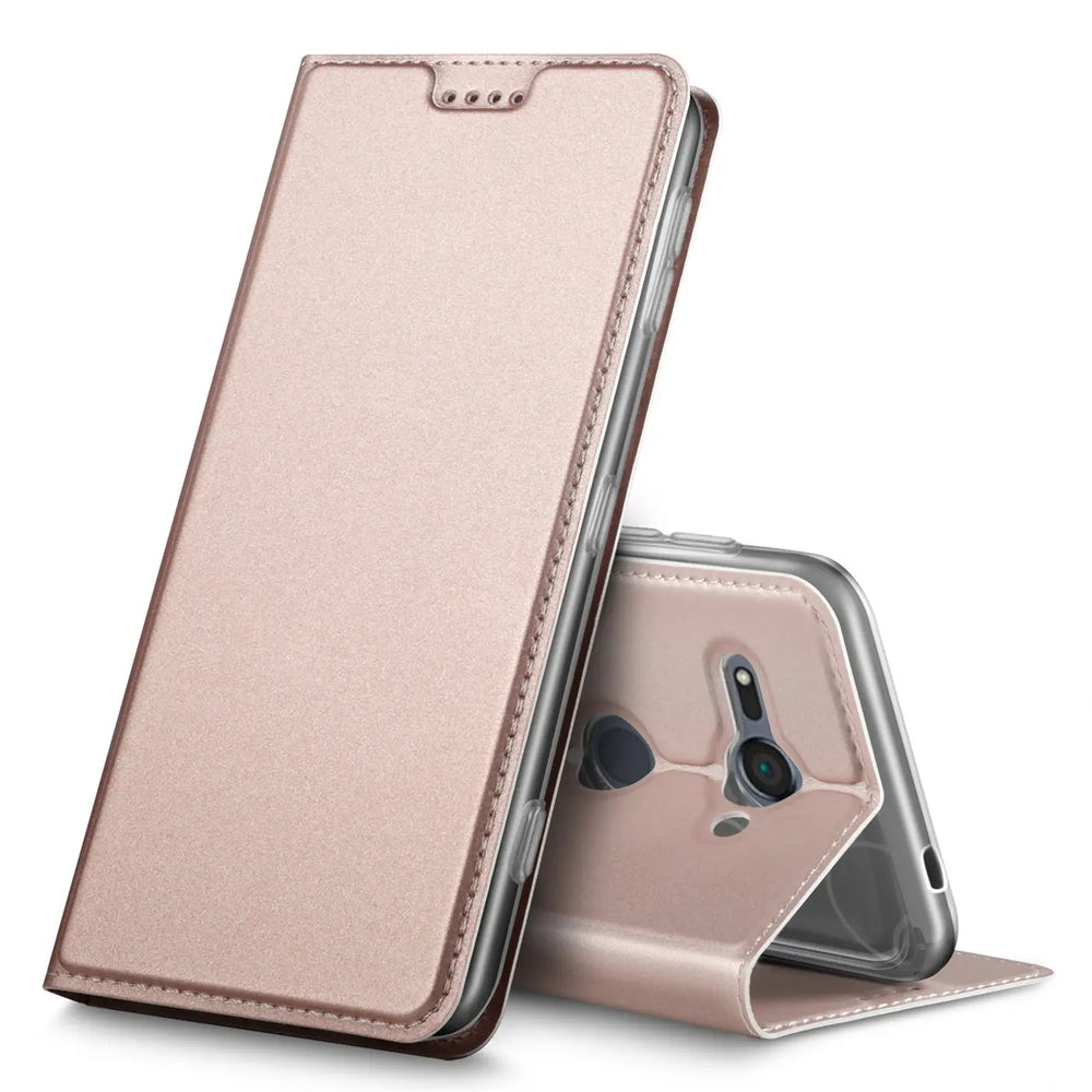 Roségoldene Metallic Flip Hülle aus Kunstleder für Sony Xperia XZ2 Compact, aufgestellt als Ständer, schräg von vorne.