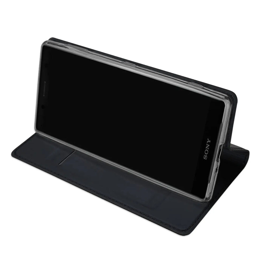 Sony Xperia XZ2 Compact in schwarzer, metallischer Flip-Hülle, schräg von oben als Ständer aufgestellt.