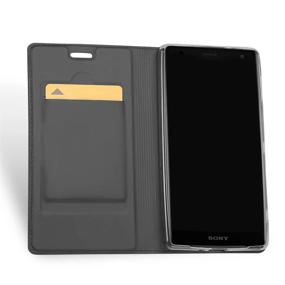 Graue Metallic Flip Hülle für Sony Xperia XZ2 Compact, offen mit goldener Karte im Fach, von oben rechts.