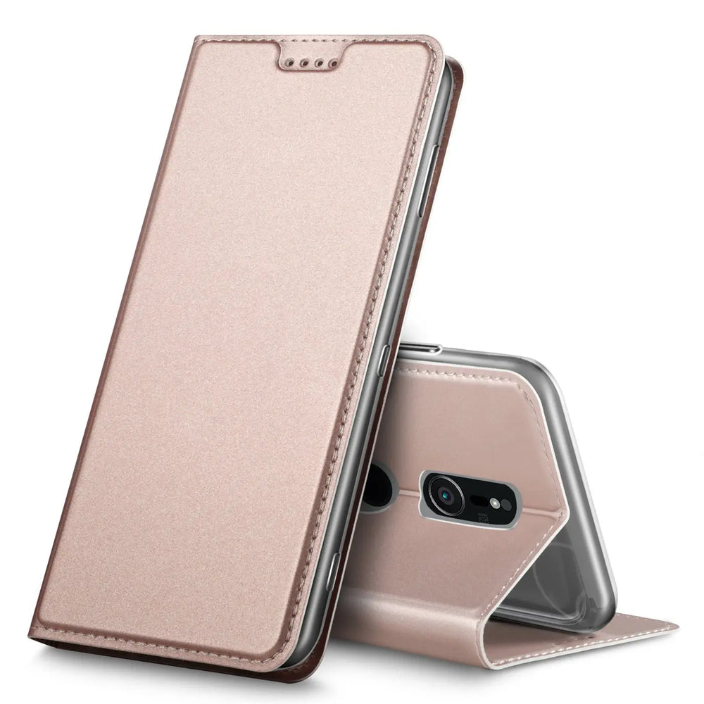 Roségoldene Metallic Flip Hülle für Sony Xperia XZ2, offen und als Ständer auf weißem Hintergrund, schräg von vorne.