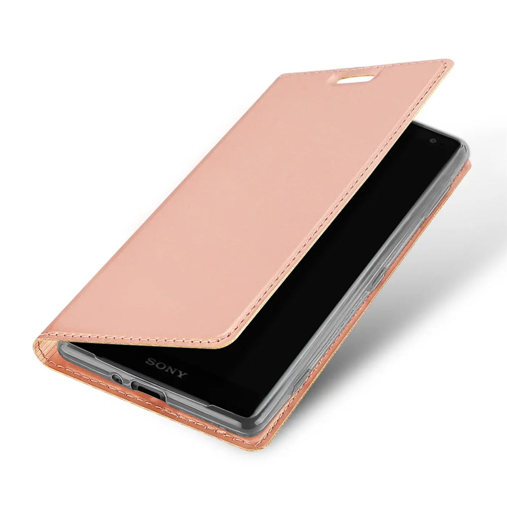 Rosafarbene, metallic-glänzende Flip-Hülle aus Kunstleder für ein Sony Xperia XZ2, schräg von oben mit geöffnetem Deckel.