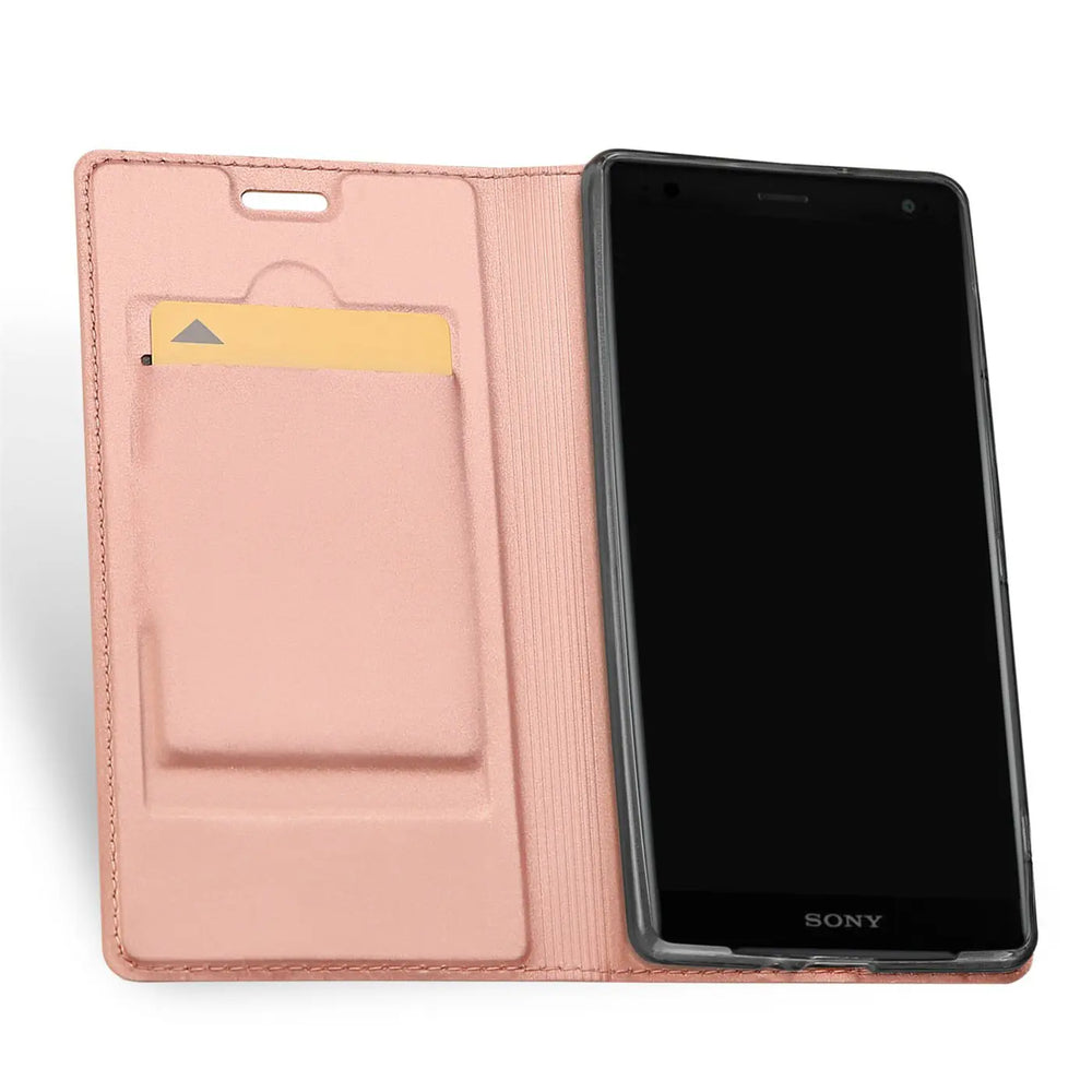 Offene, rosafarbene Kunstleder-Flip-Hülle mit Sony Xperia XZ2 von oben rechts, goldene Karte im linken Fach.