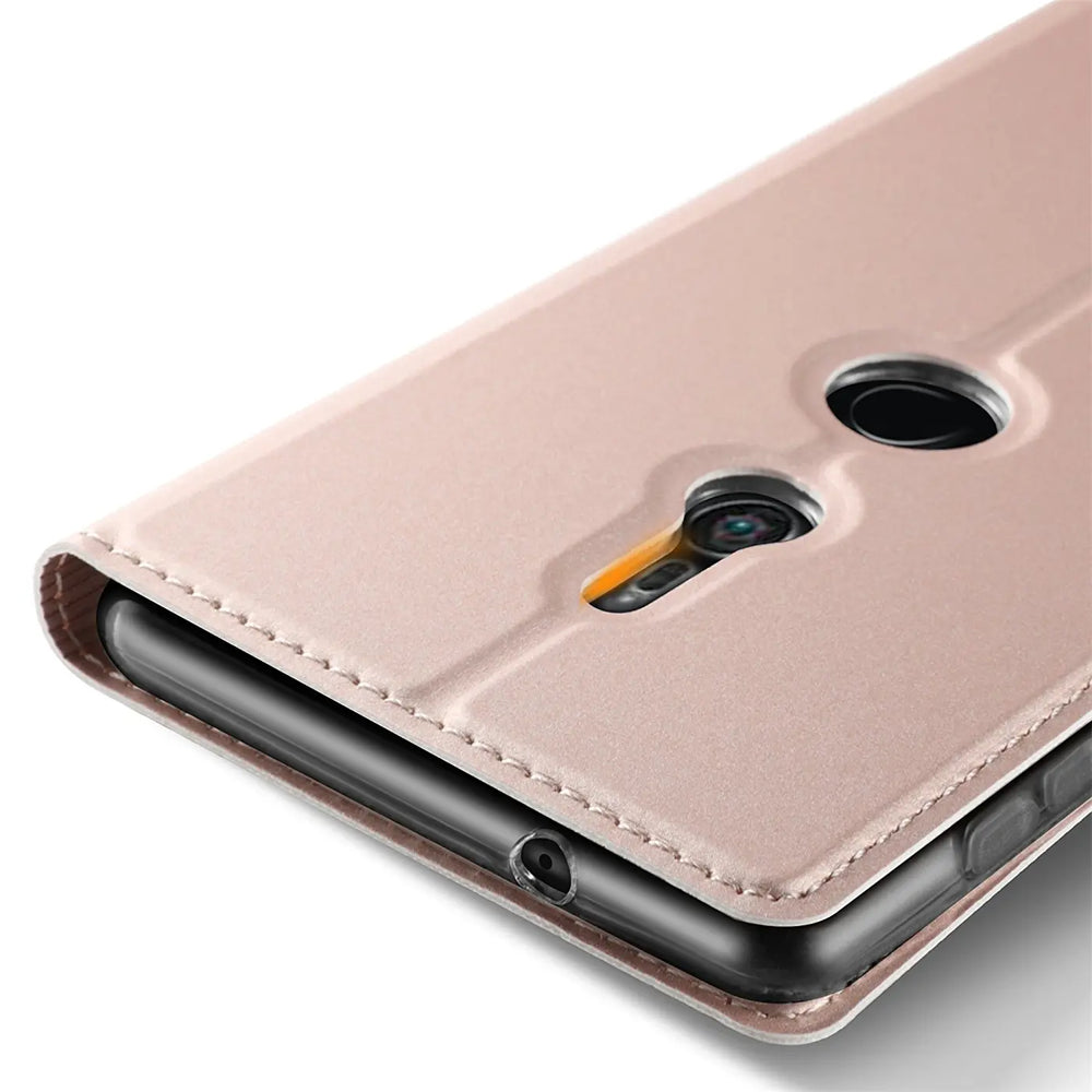 Roségoldene Metallic Flip Hülle aus Kunstleder für Sony Xperia XZ2, schräg von oben, mit Kamera- und Sensor-Aussparungen.