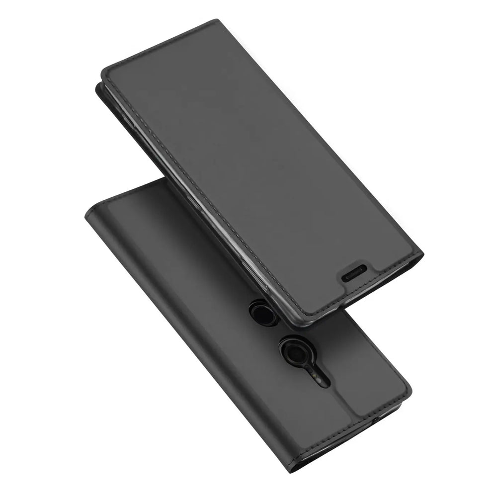 Schwarze, metallische Flip Hülle für Sony Xperia XZ2, schräg von oben, offen liegend mit Aussparungen für Kamera/Sensor.