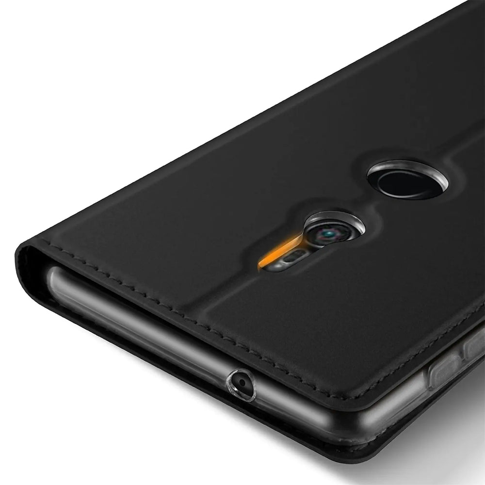 Schwarze Metallic Flip Hülle für Sony Xperia XZ2, schräg von hinten oben, mit Kamera- und Fingerabdrucksensor-Aussparung.