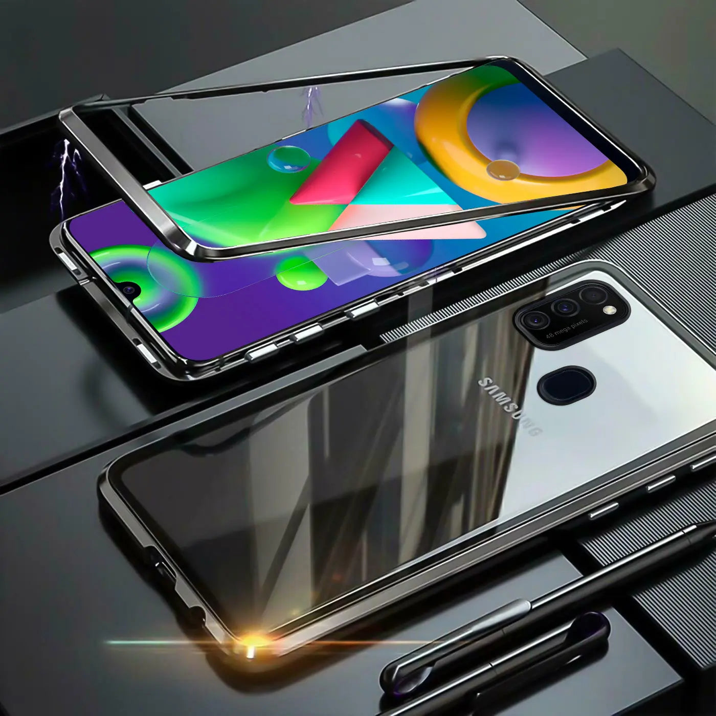 Samsung Galaxy M31 in silberner Metallrahmen-Hülle, Vorder- und Rückseite sichtbar.