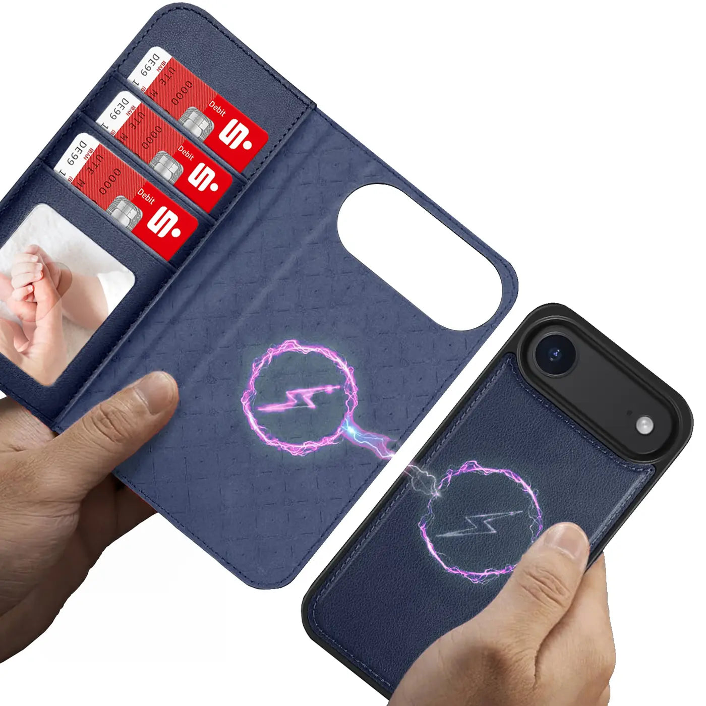 Blaue Kunstleder-Klapphülle mit Kartenfächern und MagSafe-Symbol, wird an einem Smartphone gehalten.