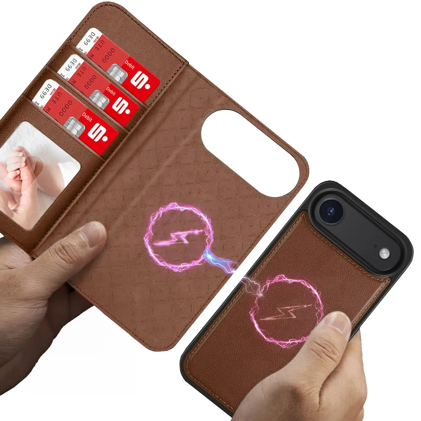 Braune Leder-Klapphülle mit Kartenfächern und MagSafe-Symbolen, hält ein Smartphone.