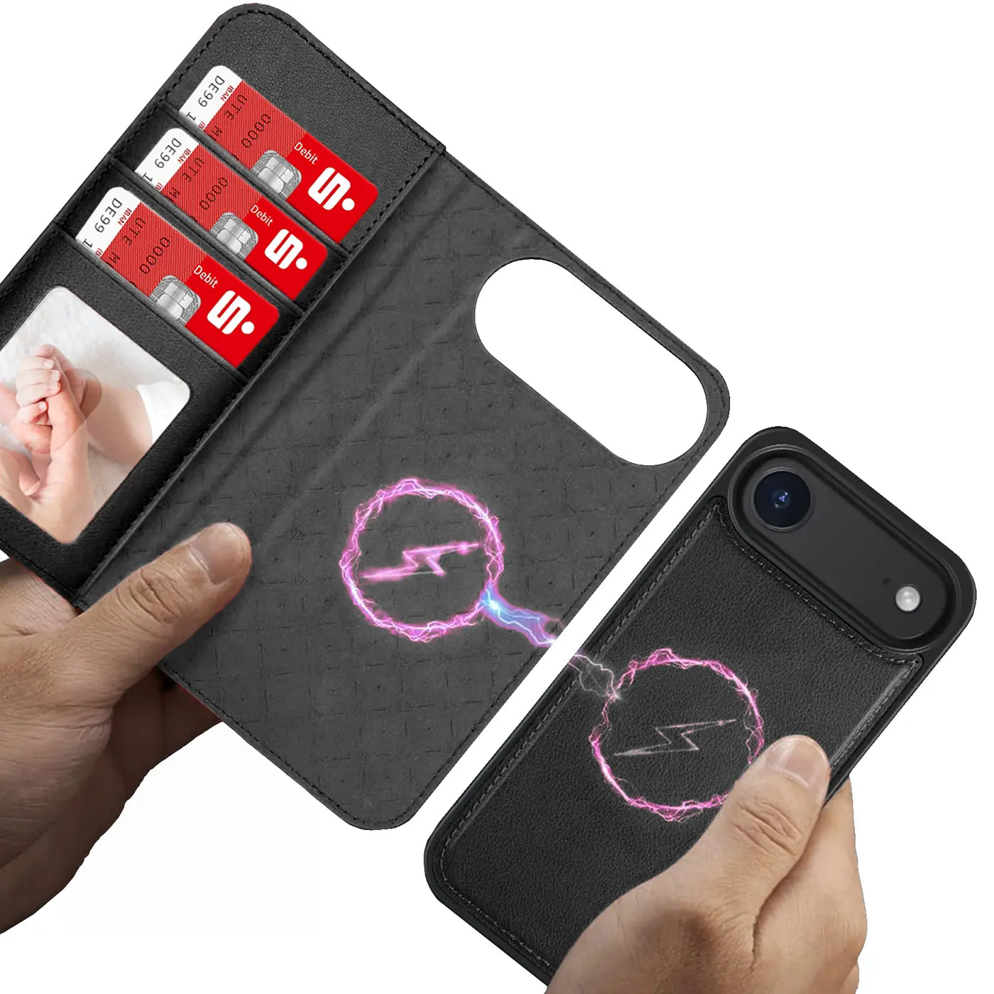 Schwarze Leder-Klapphülle mit Kartenfächern und MagSafe-Symbol, wird an ein iPhone gehalten.