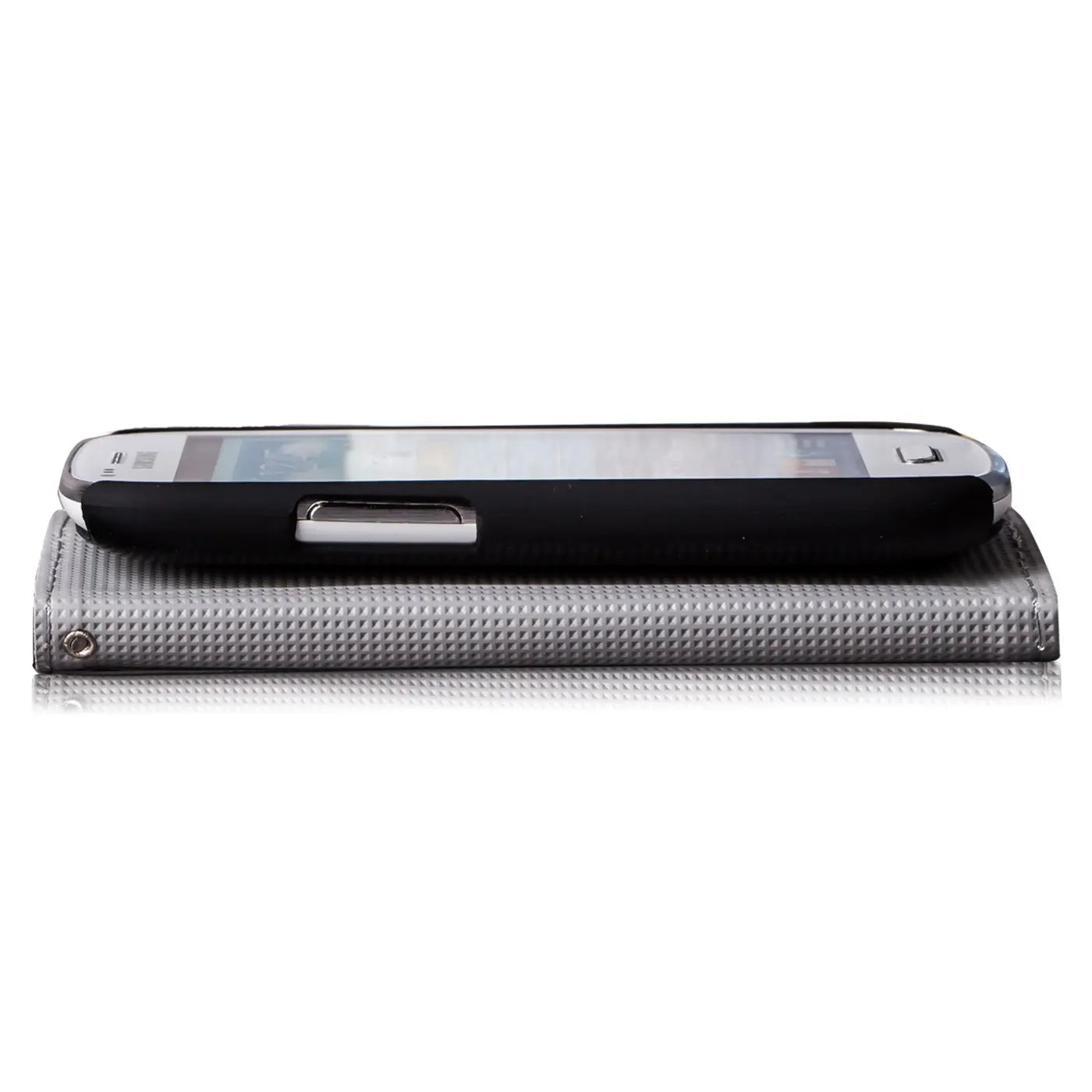 Graue Klapphülle aus Stoff mit Kartenfach, liegt auf einem Samsung Galaxy S3 Mini.