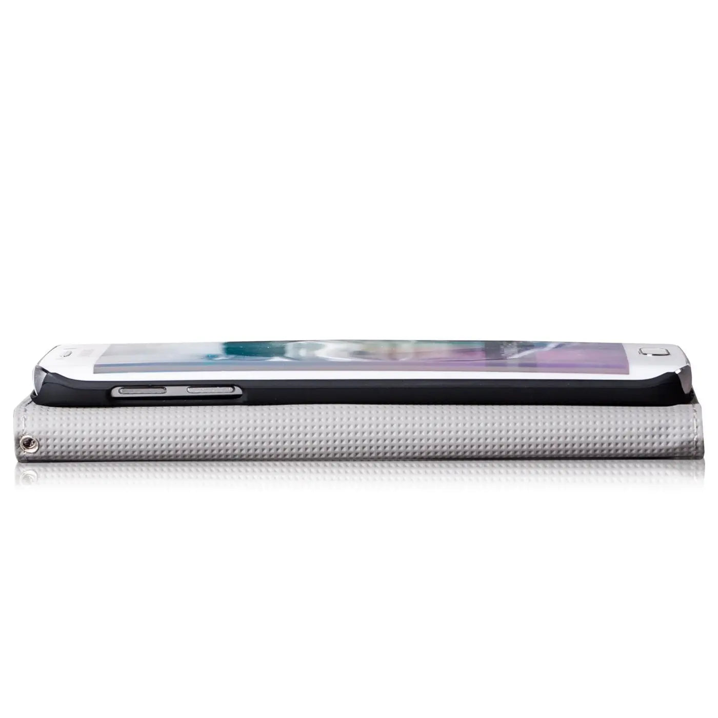 Samsung Galaxy S6 Edge in schwarzer Hülle, auf grauer Klapphülle liegend, Seitenansicht.