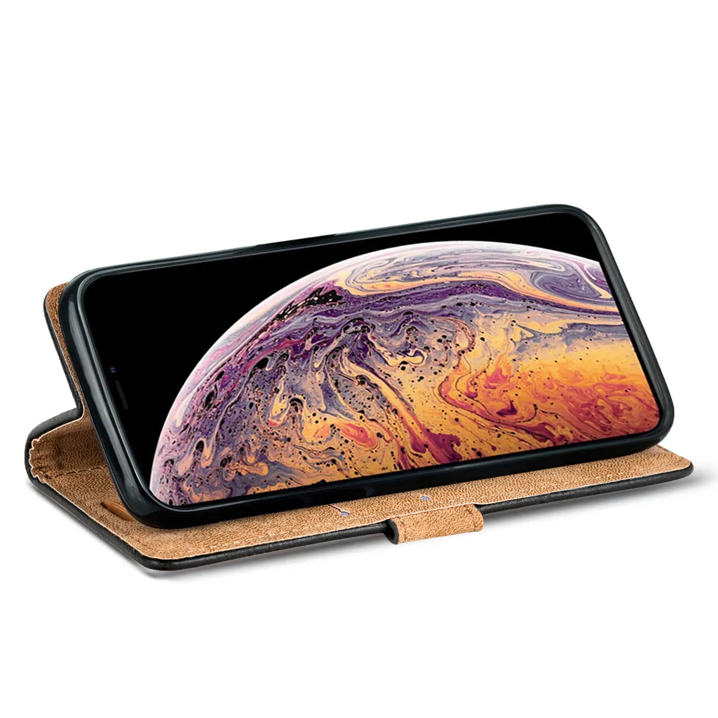 Schwarze Leder-Klapphülle mit braunem Innenfutter, schräg von vorne, zeigt iPhone 11 Pro.