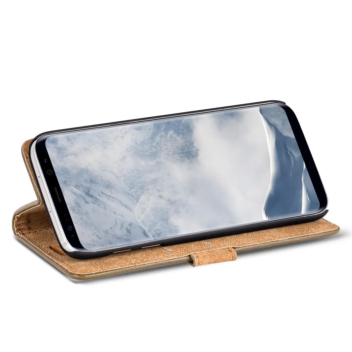 Braune Kunstleder-Klapphülle mit Samsung Galaxy S8 Plus, von vorne schräg