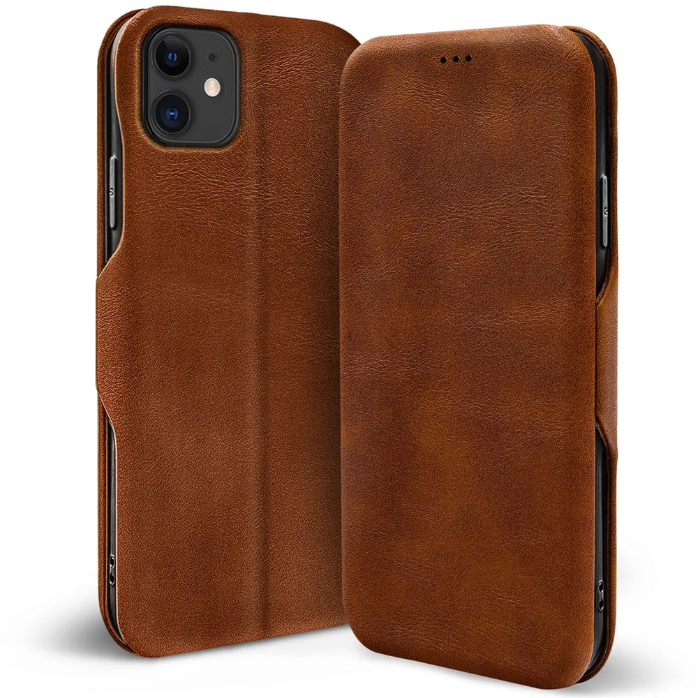 Braune Leder-Klapphülle für iPhone 11, von vorne/seitlich gezeigt.