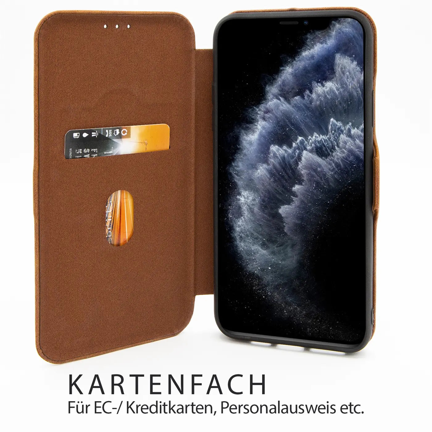 Braune Leder-Klapphülle mit Kartenfach, zeigt iPhone 15 Plus, von vorne