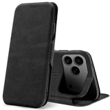 Schwarze Leder-Klapphülle mit Kartenfach, zeigt iPhone 18 Pro Max Rückseite, von vorne links