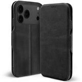 Schwarze Leder-Klapphülle mit Kartenfach, zeigt Rückseite und geschlossene Vorderseite eines iPhones.