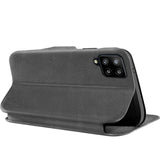 Robuste Klapphülle für Samsung Galaxy A12 / M12 mit Magnetverschluss in Grau