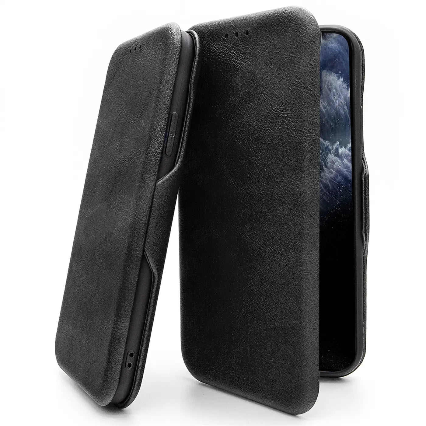 Schwarze Kunstleder-Klapphülle, seitliche Ansicht, zeigt ein Smartphone mit Display.