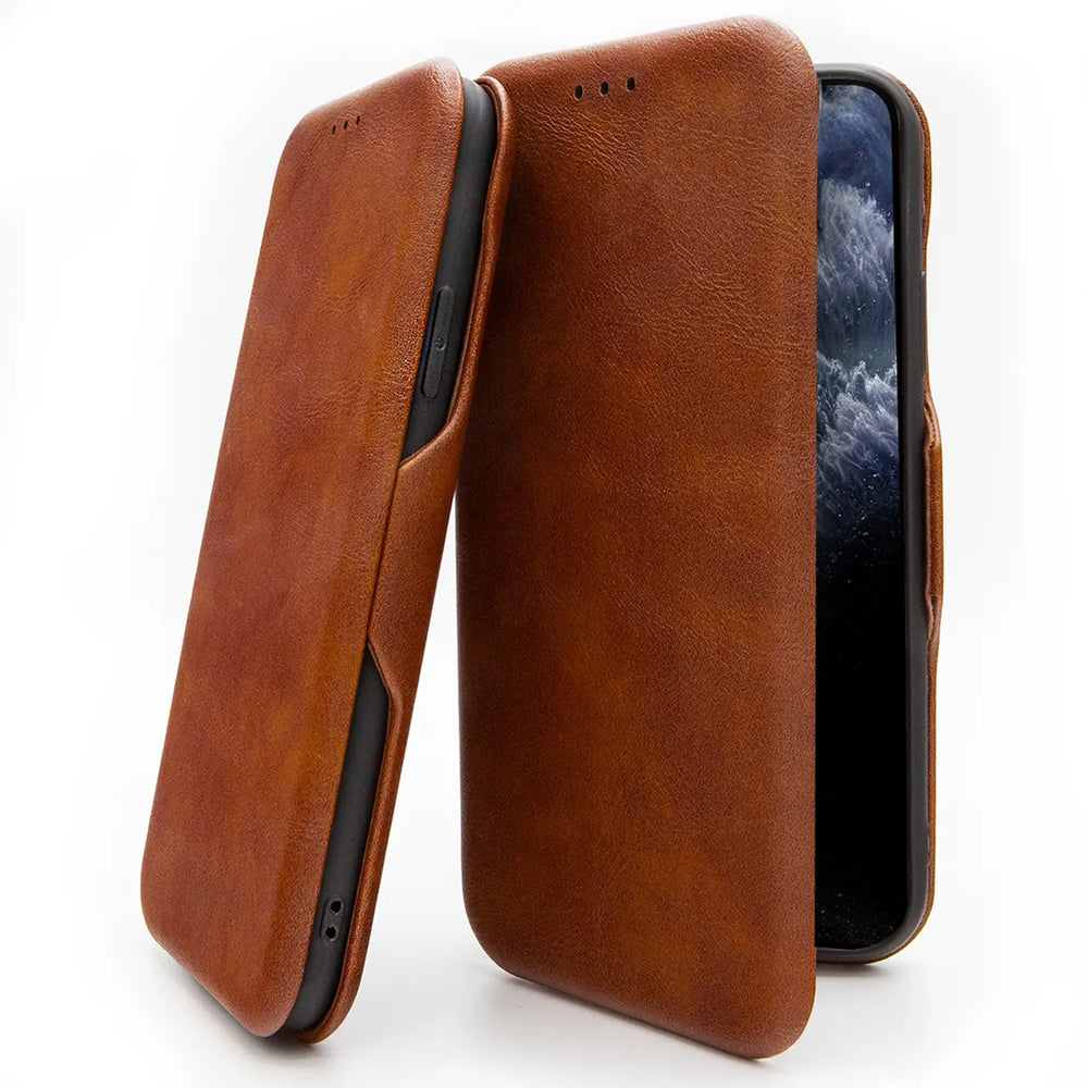 Braune Leder-Klapphülle mit Kartenfach, von vorne/seitlich, mit Samsung Galaxy S25 Edge