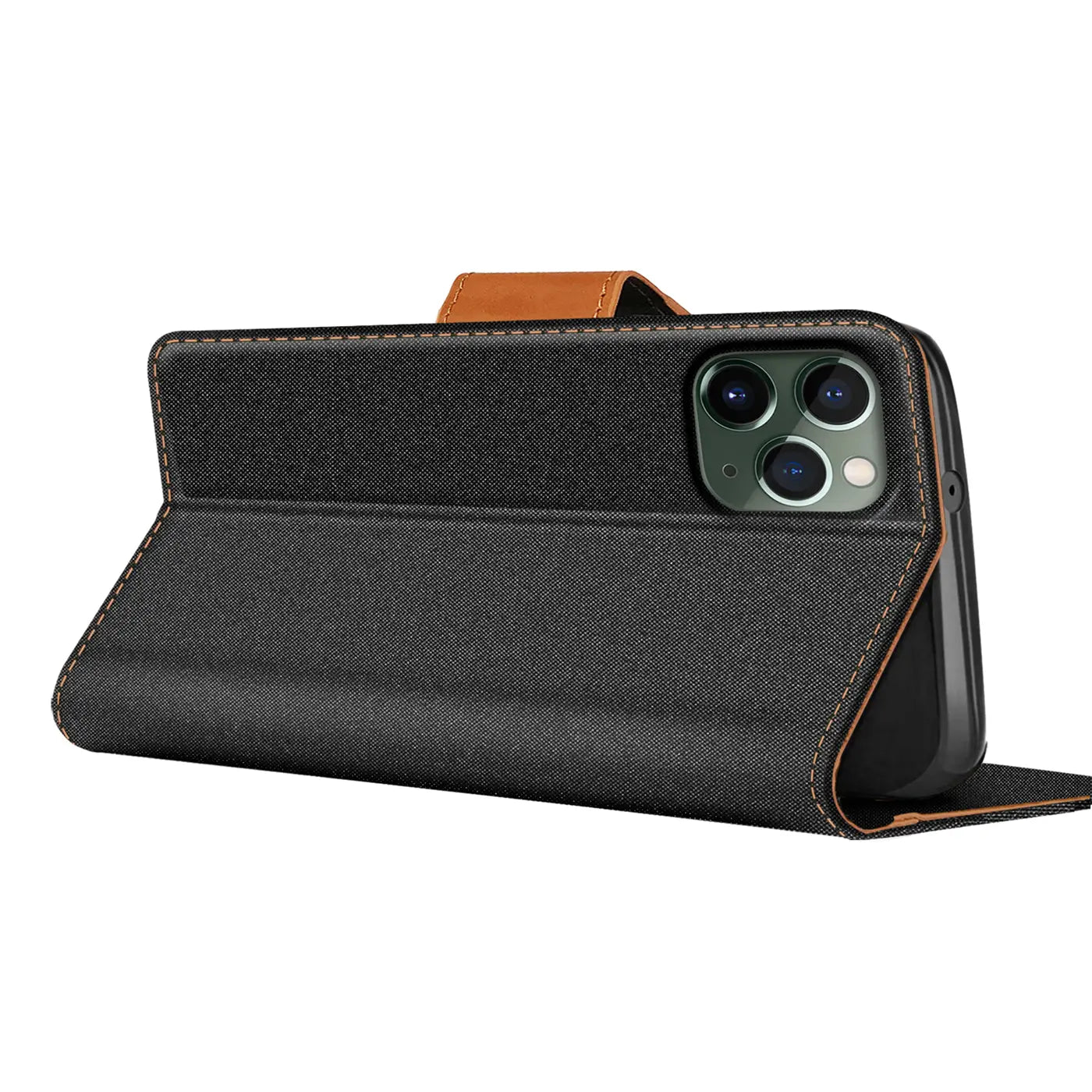 iPhone 11 Pro in schwarzer Textil-Klapphülle mit braunem Lederakzent, von schräg rechts.
