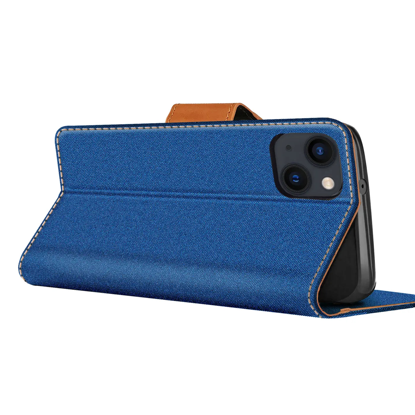 Blaue Textil-Klapphülle mit braunem Lederriemen, seitliche Ansicht, iPhone 15 mit Kamera.