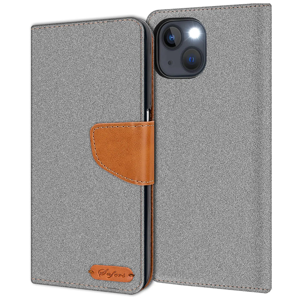 Graue Textil-Klapphülle mit braunem Lederakzent, zeigt iPhone 15 Plus Rückseite.