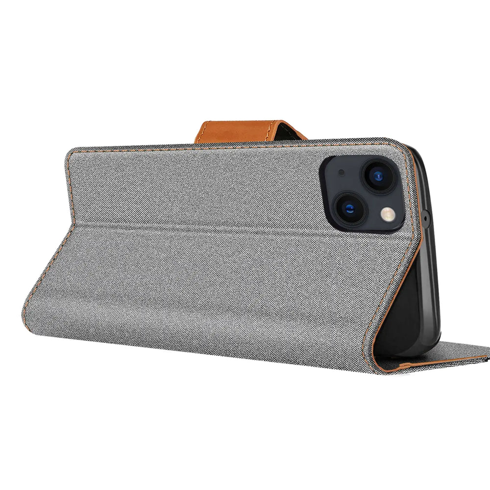 Graue Textil-Klapphülle mit braunem Lederriemen, seitliche Ansicht, zeigt iPhone 15 Plus