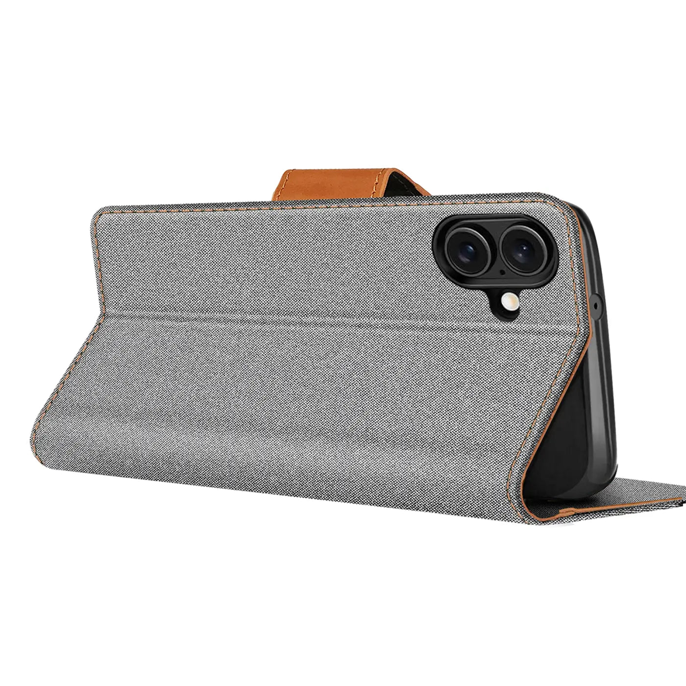 Graue Textil-Klapphülle mit braunem Lederriemen, seitliche Ansicht, zeigt iPhone 16 Plus mit Kamera