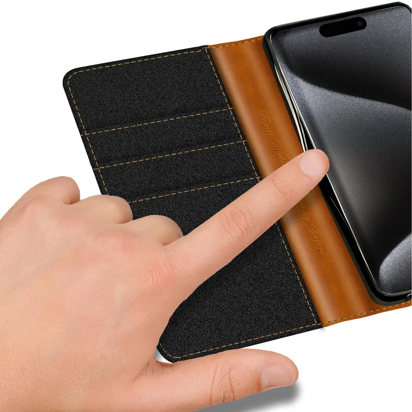 Schwarze Textil-Klapphülle mit braunem Lederdetail, Kartenfächern, Finger berührt iPhone 16 Plus.