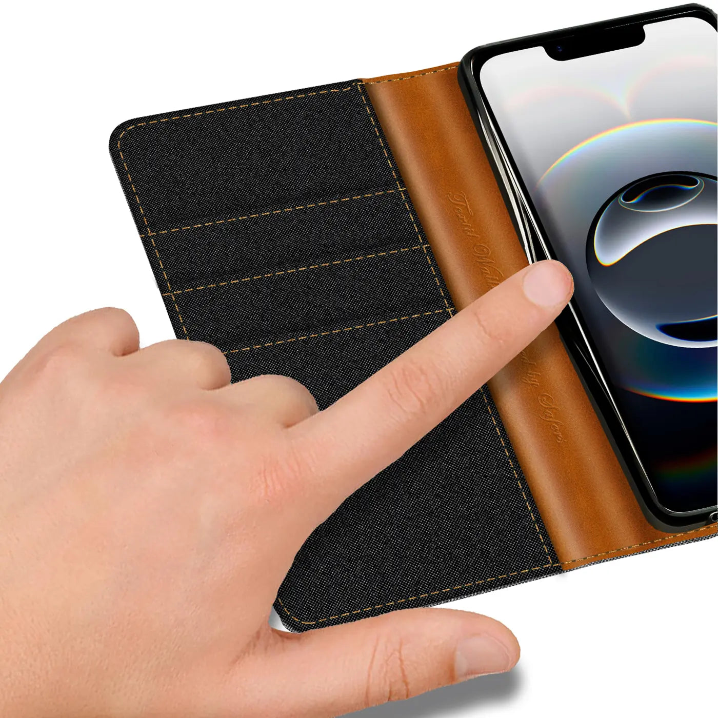 Schwarze Textil-Klapphülle mit braunen Lederdetails, Finger auf iPhone 16e, von oben links